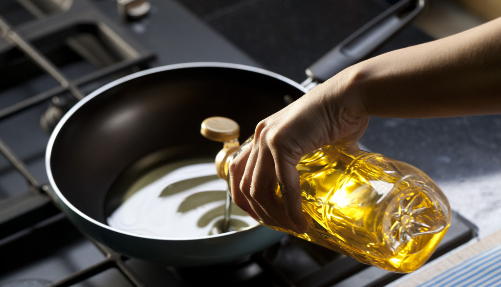 Niste sigurni koliko puta možete koristiti isto ulje za prženje: Iznenadiće vas odgovor čuvenog kuvara