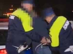 BACIO DROGU U REKU: Policajci zaplivali i pronašli odbačeni paketić