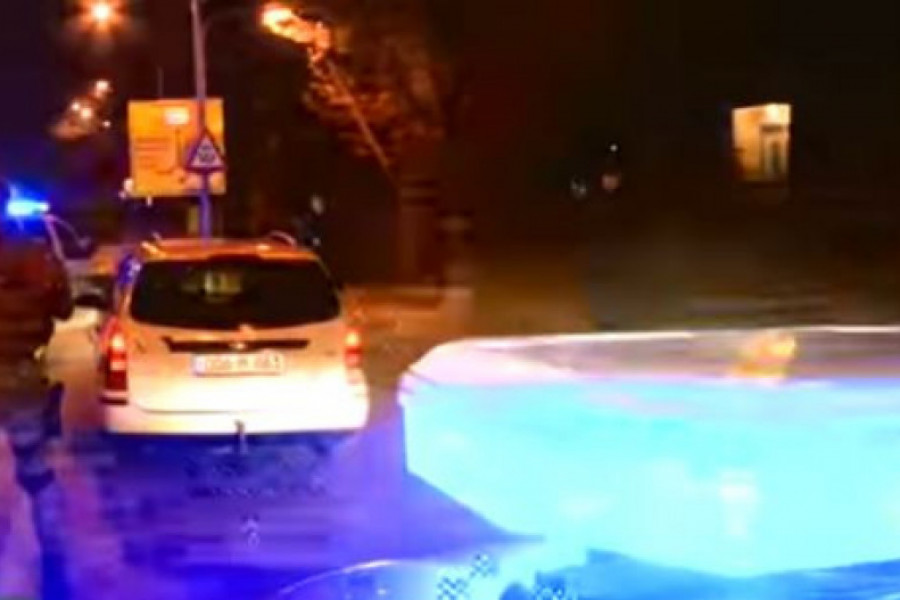 PIJAN PUCAO U AUTOMOBILE, pa svojim vozilom tokom bega sleteo sa kolovoza