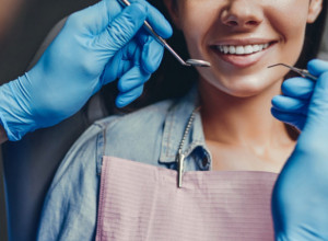 STOMATOLOG nam je OTKRIO: Niste ni SANJALI da je baš ova NAMIRNICA najbolje za vaše ZUBE