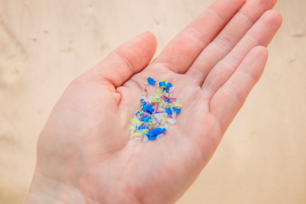 Stručnjaci upozoravaju: Mesečno pojedemo komad PLASTIKE koja nam razara CREVA, nakon ovoga jednu stvar više nikada nećete RADITI!