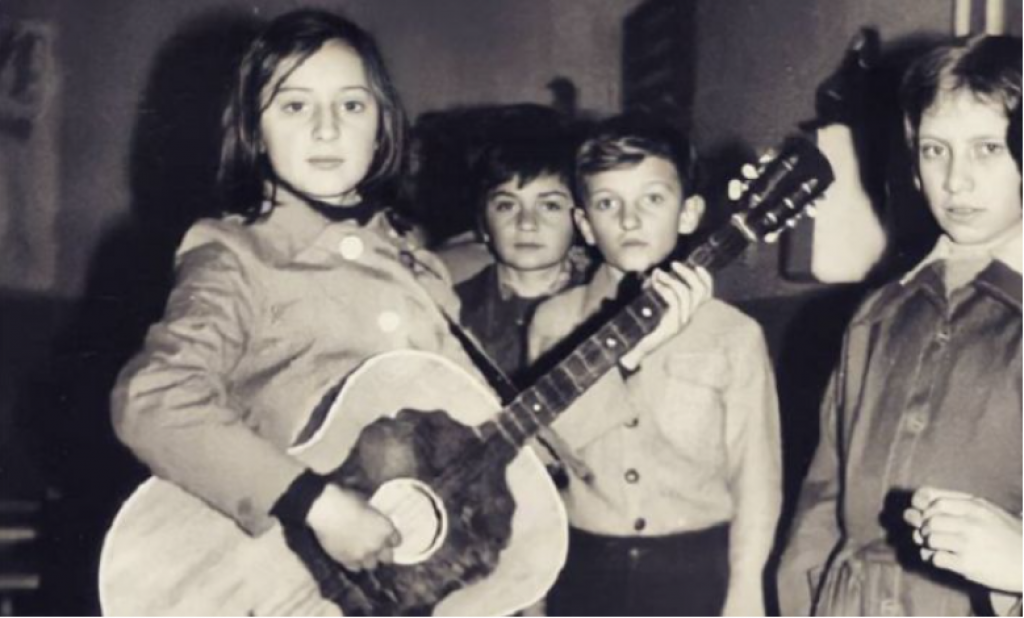 I DANAS SVI PEVAJU NJENE HITOVE Imala je skromne muzičke želje u detinjstvu, a onda je postala NAJBOGATIJA SRPSKA folk pevačica