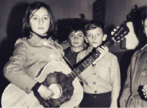 I DANAS SVI PEVAJU NJENE HITOVE Imala je skromne muzičke želje u detinjstvu, a onda je postala NAJBOGATIJA SRPSKA folk pevačica