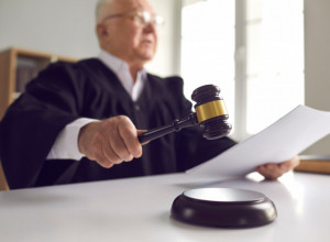 BIZARNO ILI VALIDNO? Roditelji tužili sina jedinca i njegovu ženu, da li je ovaj razlog dovoljno DOBAR za ogromnu novčanu odšetetu koju su tražili?