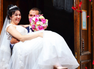 Znate li zašto mladoženja NOSI MLADU PREKO PRAGA? Verovanje čije je značenje JAKO i danas, ko nije poštovao običaj, terao ga je MALER