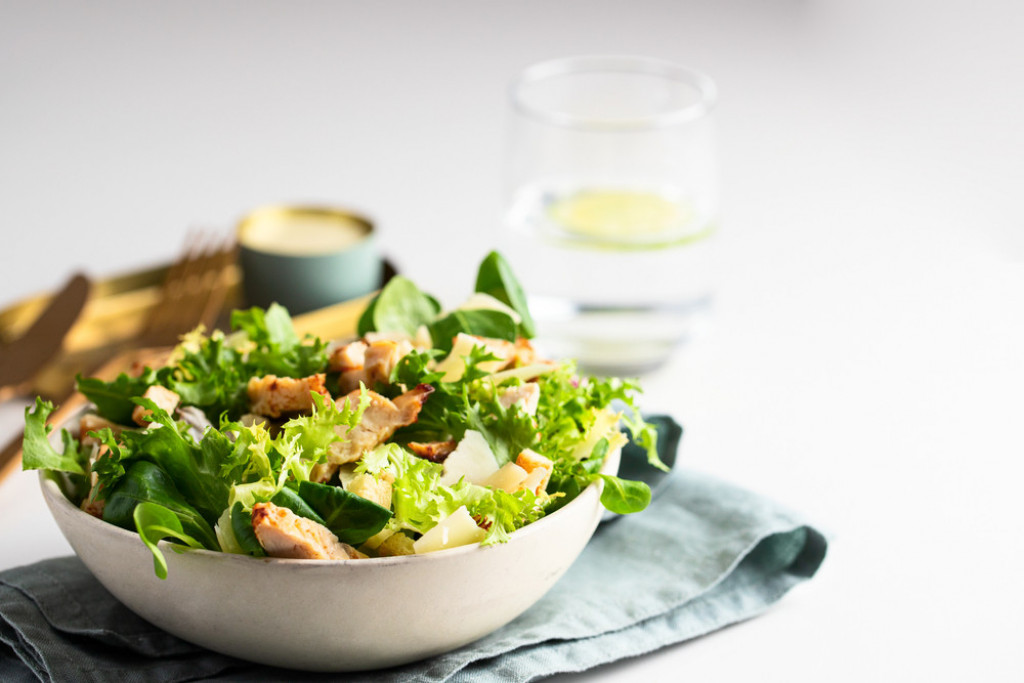 Cezar salata na DRUGAČIJI način: Zamenili smo paradajz OVIM sastojkom i dobili SIMFONIJU UKUSA!