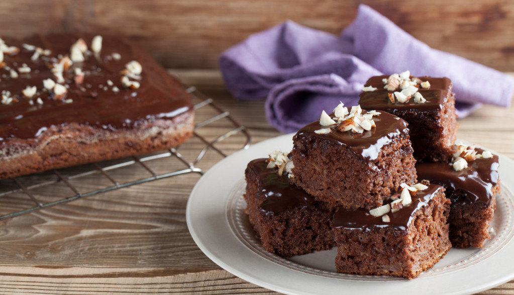 Posno MEDENO srce: Ovo je NAJSOČNIJI kolač koji ste ikada probali a gotov je za POLA sata