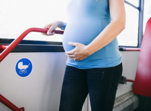 Da li je ovaj čovek normalan? Odbio je da ustupi TRUDNICI mesto u autobusu, a razlog je ODVRATAN i besnimo zbog njega!
