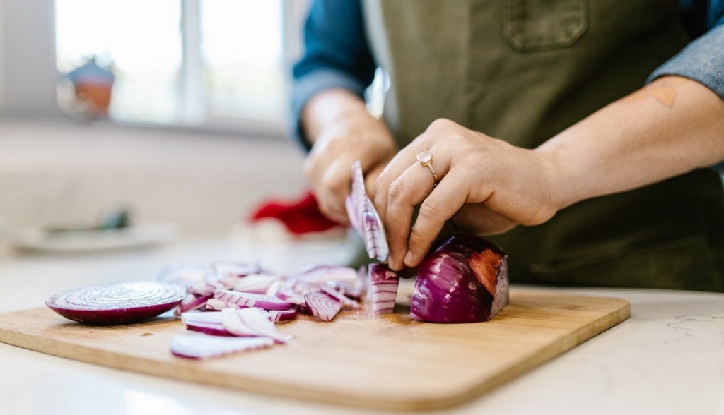 Na ovaj način pržite LUK i nećete usmrdeti kuću: Potrebna je samo jedna kašika OVOG sastojka koja neutrališe mirise!