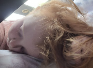 "Srce mi se cepalo dok sam gledala kako je BEŽIVOTNA": Mama čija se ćerka zarazila SALMONELOM iz OMILJENE čokolade opisala SIMPTOME
