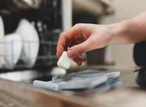 Blistavo čisto posuđe tokom svakog pranja: Izbegavajte jednu stvar tokom mašinskog pranja, važno je