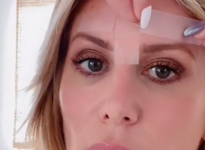 Ima 50 godina i NIJEDNU BORU: Zbog JEFTINOG trika ima lice kao DEVOJKA