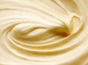 Kunu se u proizvod koji svi imamo u FRIŽIDERU: Tvrdokorne mrlje nestaju uz pomoć ove namirnice, potpuno neverovatno!
