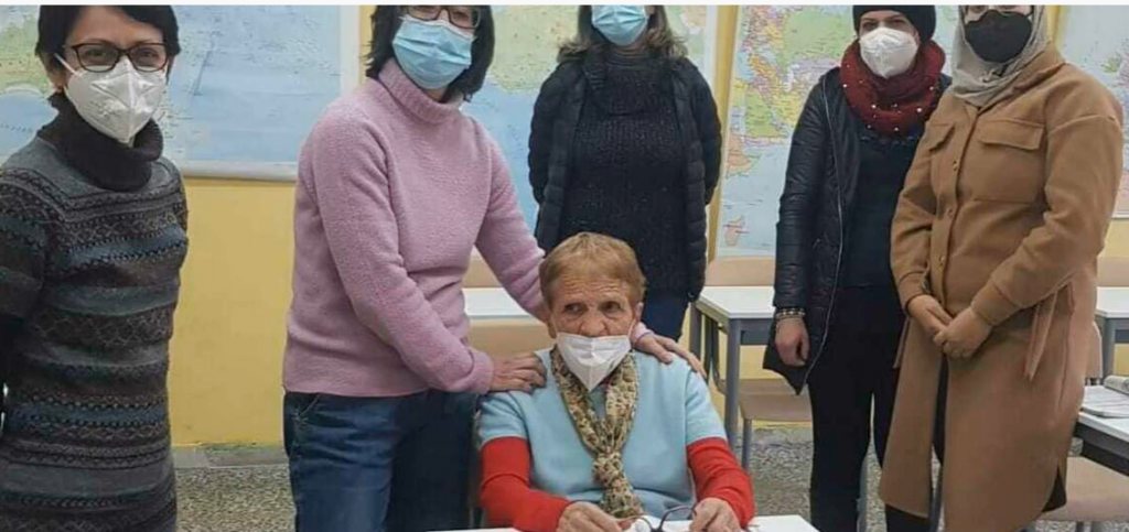 DRUGOVI su mi kao UNUCI: Baka (90) se vratila u školsku KLUPU i obožava da uči!