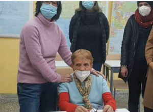 DRUGOVI su mi kao UNUCI: Baka (90) se vratila u školsku KLUPU i obožava da uči!
