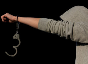 UHAPŠEN OSUMNJIČENI U NIKŠIĆU: Podmetnuo požar na autu Rusa?