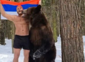RUSKI TIKTOKER ODUŠEVIO SRBE: Raširio srpsku zastavu pa zapevao "Bože pravde" - društvo mu pravi MEČKA (VIDEO)