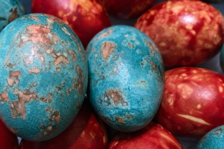 Ofarbajte JAJA na neobičan način sa čajem od HIBISKUSA