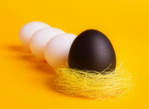 Drevni narodni običaji: Da li je dozvoljeno da FARBAMO jaja u CRNU boju?