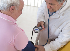 Kardiolozi upozoravaju: Ako merite PRITISAK samo na jednoj ruci, pravite veliku GREŠKU!