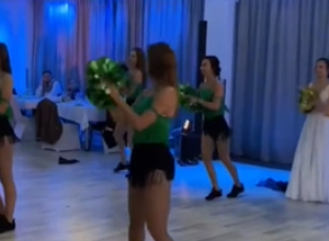 Mlada je ŠOKIRALA goste: "Nije joj smetala ni VENČANICA, a ni štikle"
