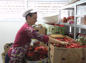 "BALKANSKI KAVIJAR" popularan i u svetu: Domaćica Ivana iz Čačka otkrila kako da napravite NAJBOLJI AJVAR po receptima naših baka