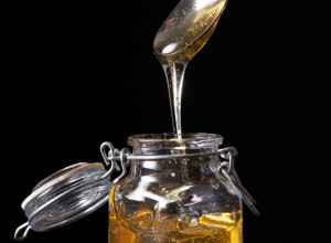 Ne dajte da vas PRODAVCI VARAJU: Ovo su PROVERENI trikovi kako da prepoznate PRAVI MED bez VEŠTAČKIH ŠEĆERA i aroma