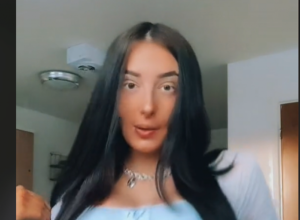 Da li je ovo trudnički stomak? Žena bi trebalo uskoro da se PORODI, a niko joj ne veruje da je u drugom stanju (FOTO, VIDEO)!