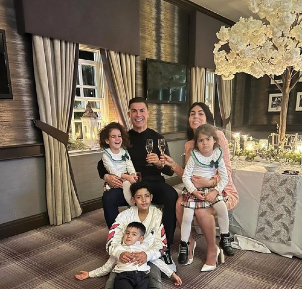 Najemotivnija PORUKA fudbalera, zauvek će biti POSEBNA ljubav: Kristijano Ronaldo objavio PRVU FOTOGRAFIJU sa ćerkicom