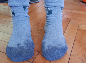 ZASPALA JE SA MOKRIM ČARAPAMA NA NOGAMA: Ujutru je sačekalo nešto NEOBIČNO, nije mogla da poveruje