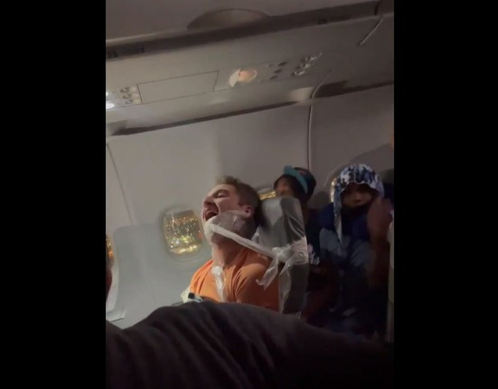 Drama u avionu: VEZALI ga za sedište jer je PRETIO stjuardesi i dirao je, a kada su sleteli sačekalo ga je IZNENAĐENJE