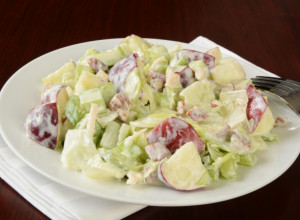 Napravite brzu VEČERU: Salata od PILETINE u kombinaciji sa JABUKAMA, oduševiće vas i celu PORODICU