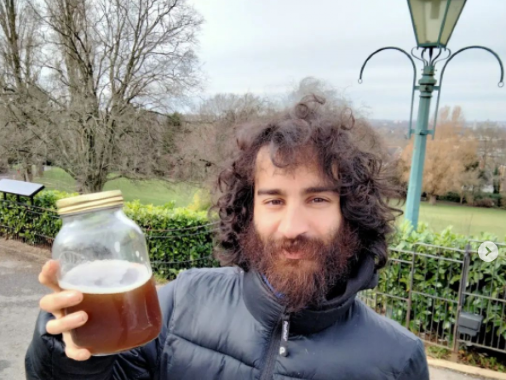 Pije svoj URIN svakodnevno i tvrdi da zbog toga izgleda MLADOLIKO: Mnogi ljudi misle da je  to ODVRATNO, a evo i objašnjenja LEKARA!