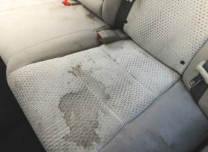 Mislili smo da moramo da ih nosimo na PROFESIONALNO čišćenje: Ovo je bukvalno najlakši način da OČISTITE navlake u AUTOMOBILU!