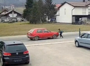 UZNEMIRUJUĆE! Automobilom udara dete dok je pretrčavalo ulicu! Odbacio ga dva metra! (VIDEO)