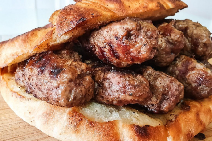 Ćevapi po ORIGINALNOM receptu: Recept za ČUVENI srpski specijalitet kome ćete se uvek vraćati