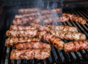 Originalni RECEPT ZA DOMAĆE ĆEVAPE: Gurmanski dragulj SRPSKE kuhinje danas mora da se nađe na vašoj trpezi
