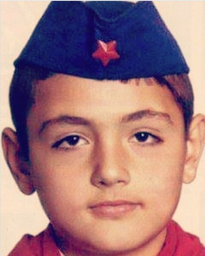 Na ovoj fotografiji je bio Titov PIONIR: Popularni pevač danas ima BLISTAVU KARIJERU i u braku je sa svojom KOLEGINICOM