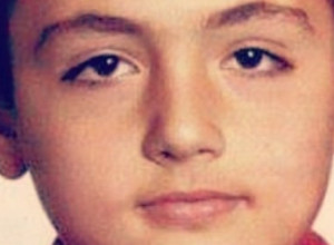 Na ovoj fotografiji je bio Titov PIONIR: Popularni pevač danas ima BLISTAVU KARIJERU i u braku je sa svojom KOLEGINICOM
