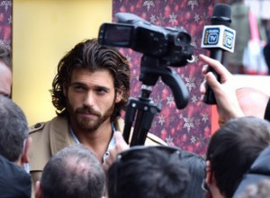 KAKVA FRAJERČINA! Zbog najzgodnijeg glumca Srpkinje padaju u TRANS: Dolazi sa NAŠIH PROSTORA, a ovo je njegov tip devojke