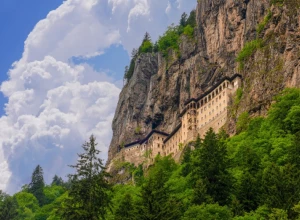 SKANDAL SVETSKIH RAZMERA Pravoslavni manastir u Turskoj pretvorili u diskoteku (VIDEO)