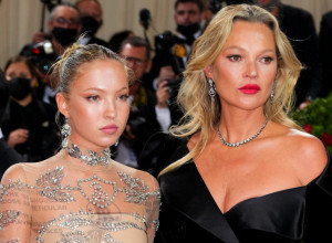 Ćerka Kejt Mos se pojavila u PROVIDNOJ haljini na MET GALI: Zbog jednog detalja je otkriveno da ima NEIZLEČIVU BOLEST!