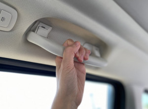 "Više NAUČIMO na društvenim mrežama nego u ŽIVOTU":  Znate li čemu služi i za šta se koristi RUČKA na AUTOMOBILU iznad prozora?