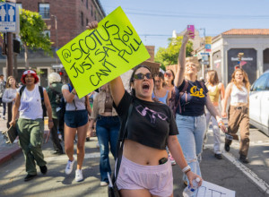 U Americi vladaju veliki NEREDI i PROTESTI, a predvodi ih naša POZNATA GLUMICA sa ćerkom! (VIDEO/FOTO)