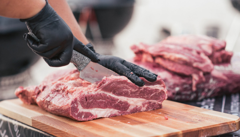 Ovako vas MESARI varaju: Mislite da kupujete MESO za ŠNICLE, a evo šta vam PODMEĆU (VIDEO)