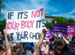 ABORTUS je danas ukinut kao ustavno pravo u Americi: Ovo je NAJMRAČNIJI dan za žene!