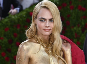 Manekenka Kara Delevinj pati od opake BOLESTI: Na Met Gali telo je OFARBALA u zlatno, ali PEČATE na koži ostavila je vidljivim