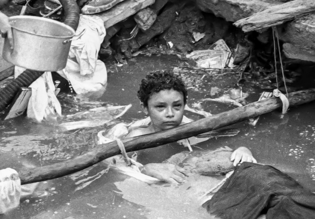 Tri dana je bila ZAROBLJENA u vodi do guše: Francuski fotograf je zabeležio devojčicine poslednje trenutke - Bilo je to zastrašujuće iskustvo (FOTO)