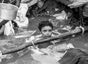 Tri dana je bila ZAROBLJENA u vodi do guše: Francuski fotograf je zabeležio devojčicine poslednje trenutke - Bilo je to zastrašujuće iskustvo (FOTO)