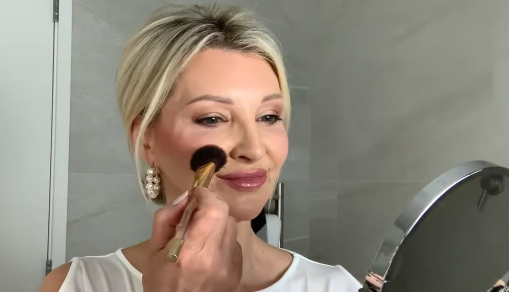 Profesionalna ŠMINKERKA kaže da zbog ove GREŠKE izgledamo starije: Žene koje imaju više od 50 NIKAKO ne smeju da preskoče jedan korak dok se šminkaju